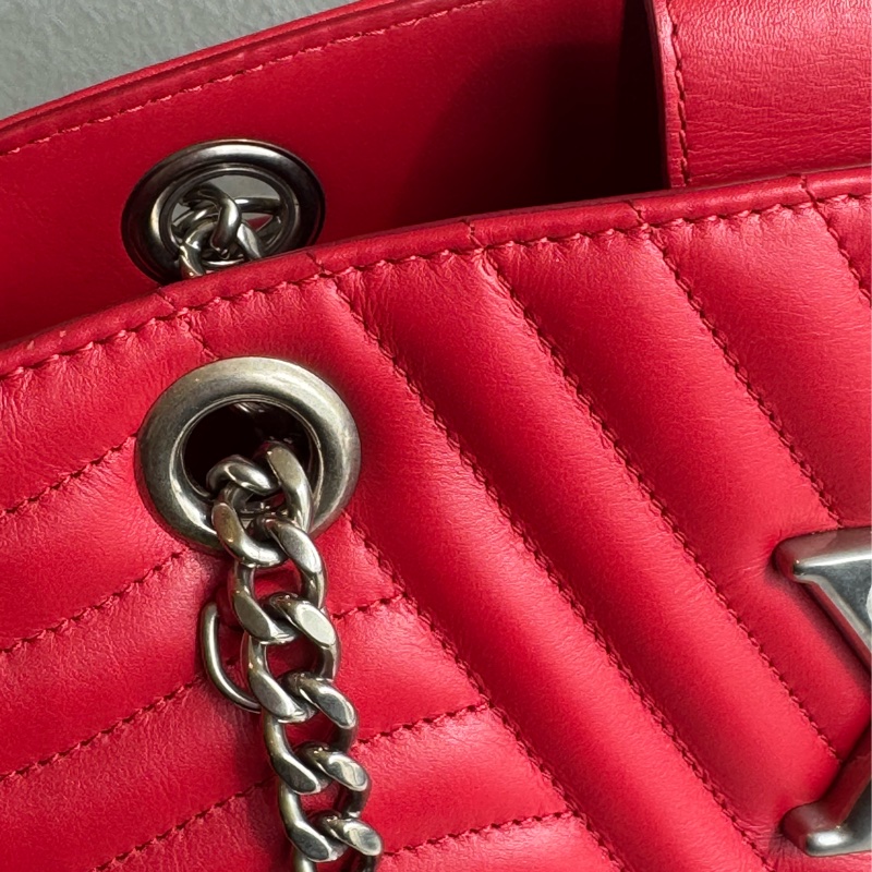 LV紅色山形紋銀logo鏈肩背包 超亮眼✨✨-32