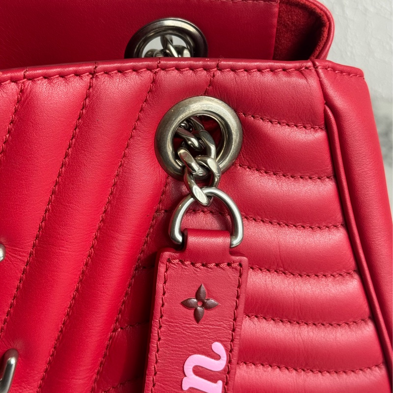 LV紅色山形紋銀logo鏈肩背包 超亮眼✨✨-33