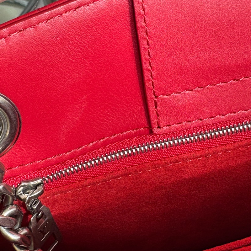 LV紅色山形紋銀logo鏈肩背包 超亮眼✨✨-34