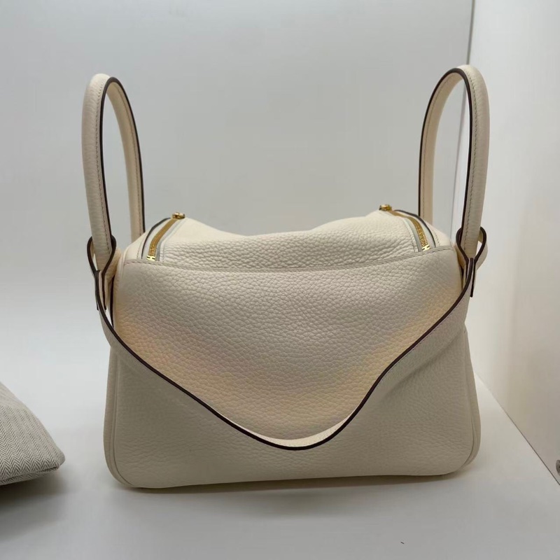 二手Hermes愛馬仕 Lindy26 奶油白 tc 皮金扣 z刻 單肩包-1