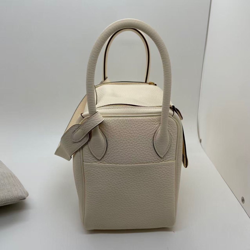 二手Hermes愛馬仕 Lindy26 奶油白 tc 皮金扣 z刻 單肩包-2