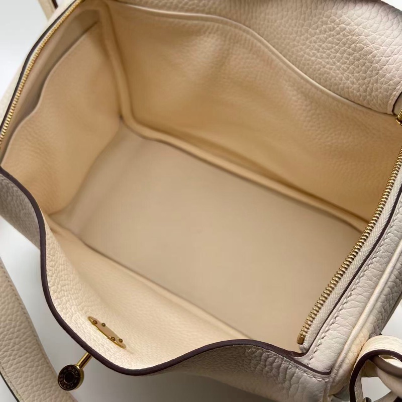 二手Hermes愛馬仕 Lindy26 奶油白 tc 皮金扣 z刻 單肩包-5