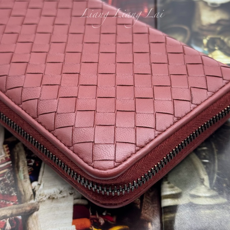 BOTTEGA VENETA BV經典編織小羊皮磚紅色拉鏈長夾-25