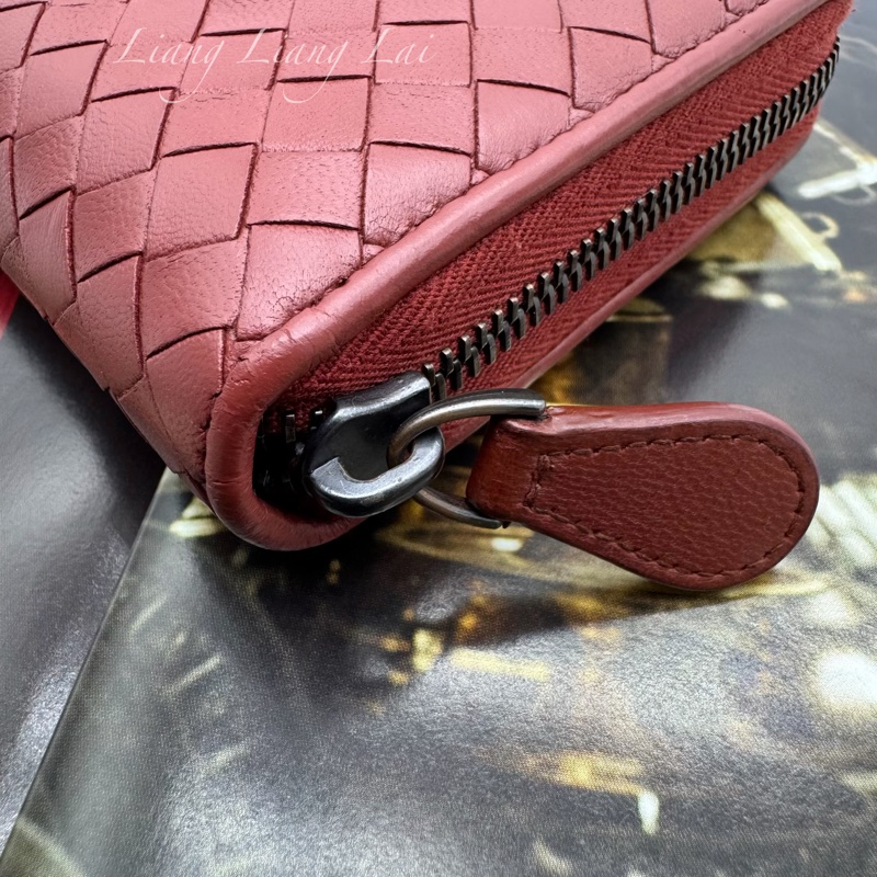 BOTTEGA VENETA BV經典編織小羊皮磚紅色拉鏈長夾-27