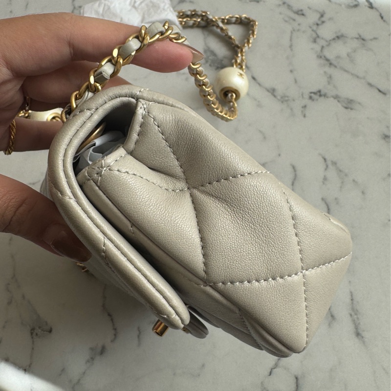 Chanel灰菱格金雙C小方珍珠鏈包-3