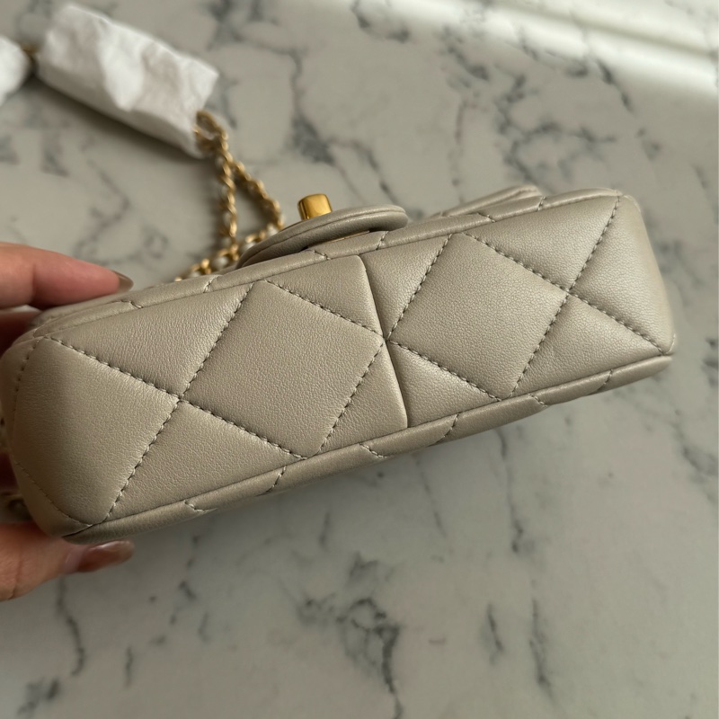 Chanel灰菱格金雙C小方珍珠鏈包-5