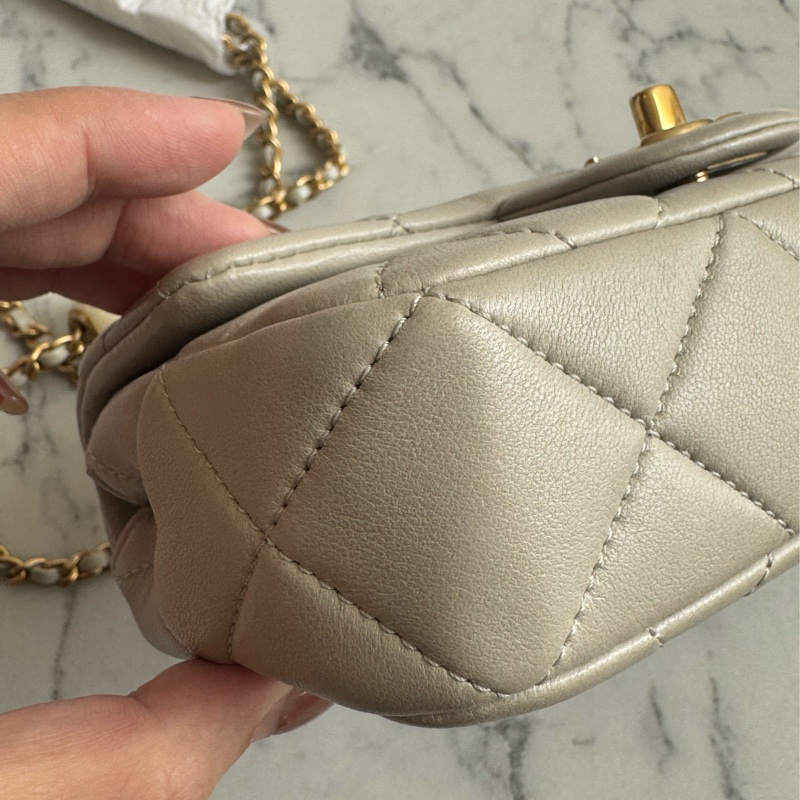 Chanel灰菱格金雙C小方珍珠鏈包-6