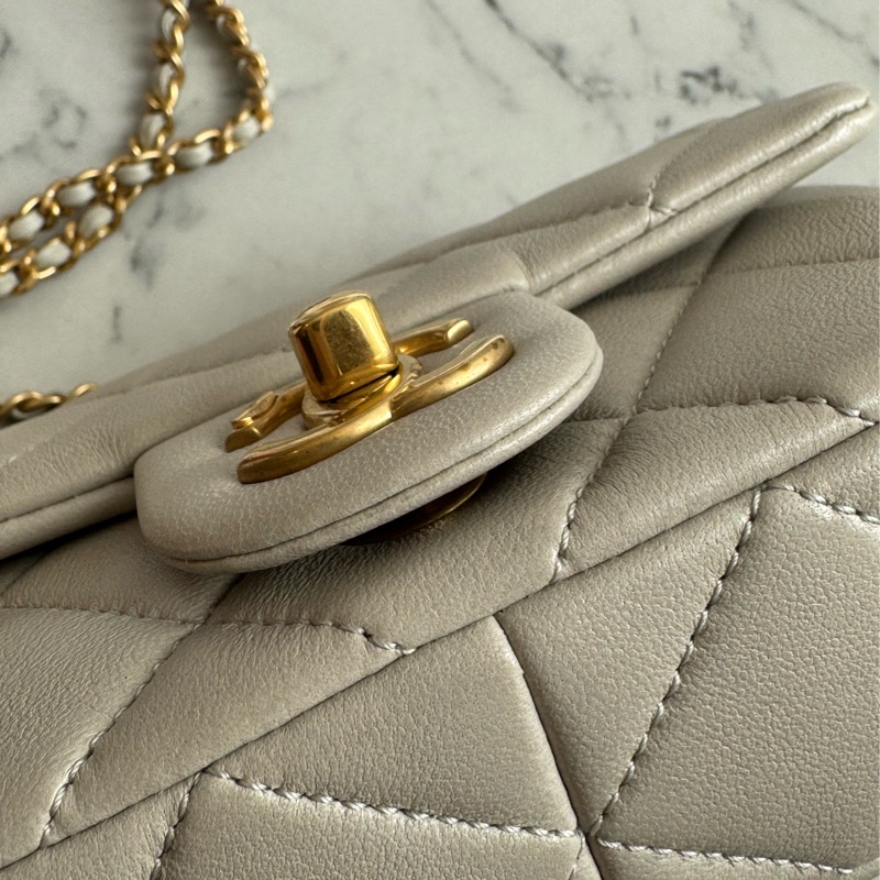 Chanel灰菱格金雙C小方珍珠鏈包-8