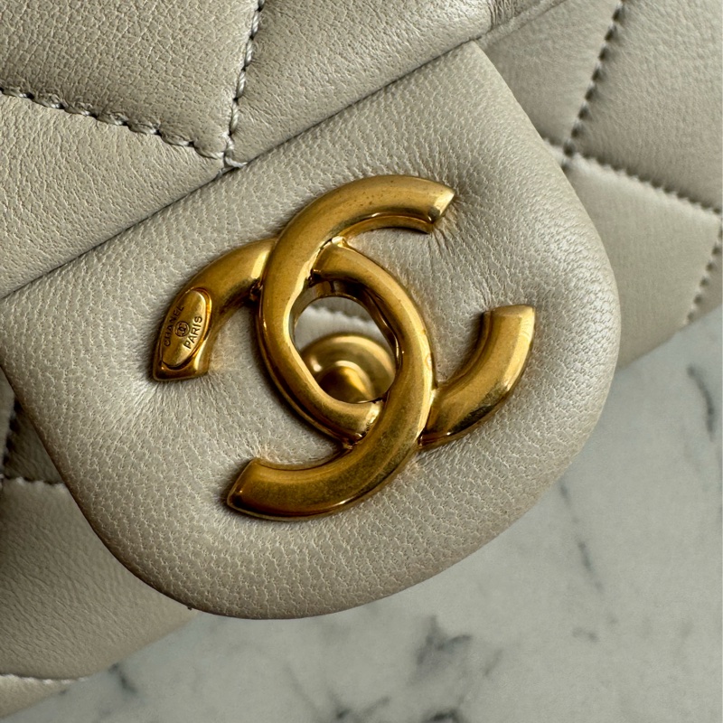 Chanel灰菱格金雙C小方珍珠鏈包-10