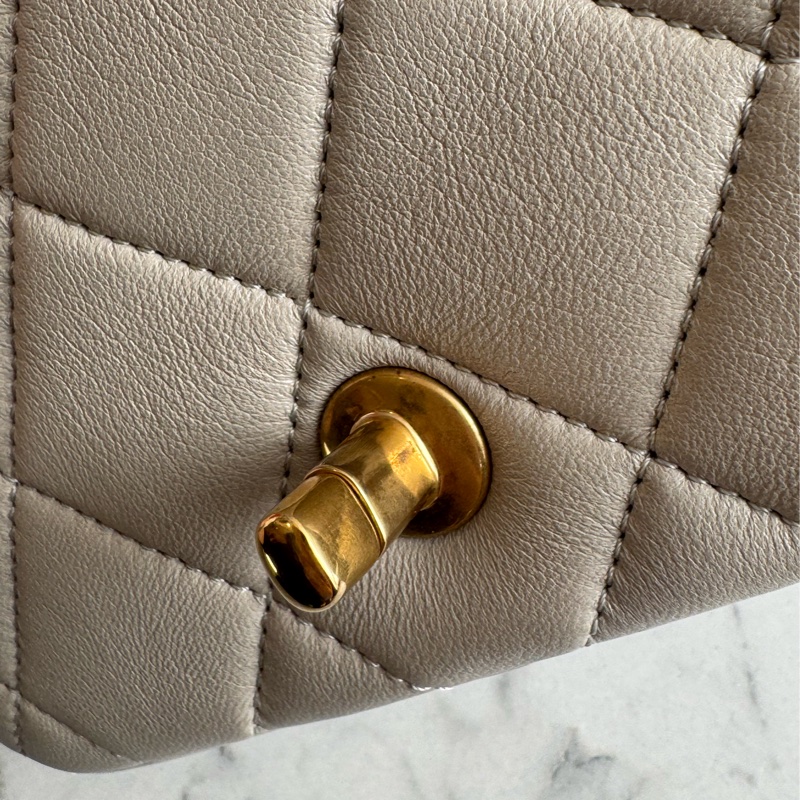 Chanel灰菱格金雙C小方珍珠鏈包-12