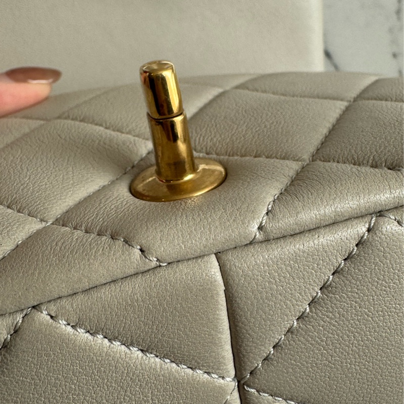 Chanel灰菱格金雙C小方珍珠鏈包-13