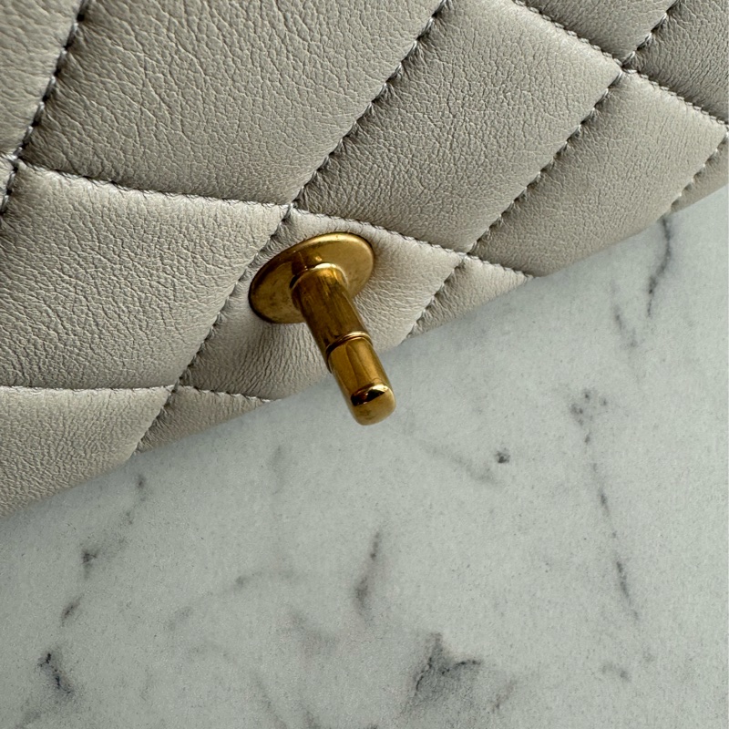 Chanel灰菱格金雙C小方珍珠鏈包-14