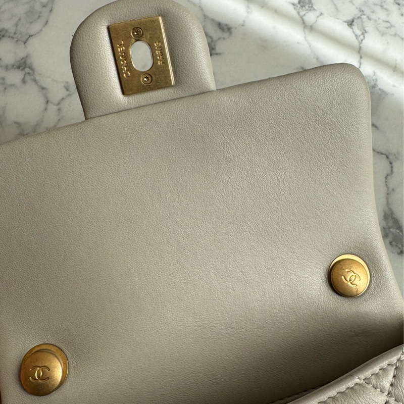 Chanel灰菱格金雙C小方珍珠鏈包-16