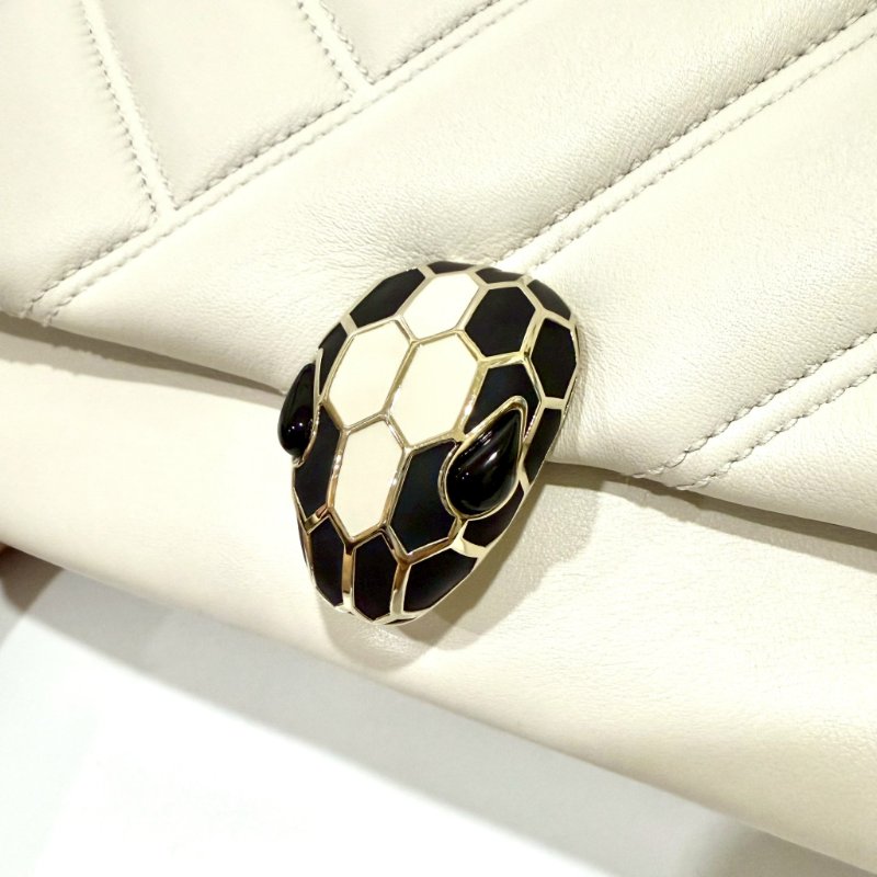 BVLGARI白色絎縫小牛皮Serpenti Cabochon蛇頭側背包287993-13