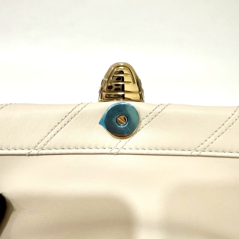 BVLGARI白色絎縫小牛皮Serpenti Cabochon蛇頭側背包287993-14