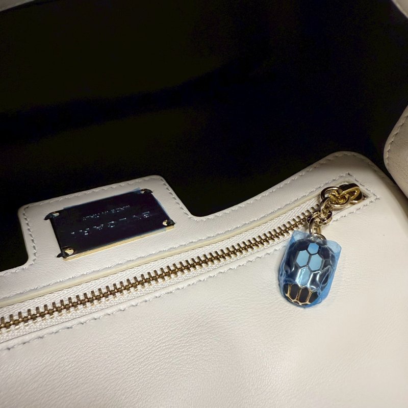 BVLGARI白色絎縫小牛皮Serpenti Cabochon蛇頭側背包287993-16