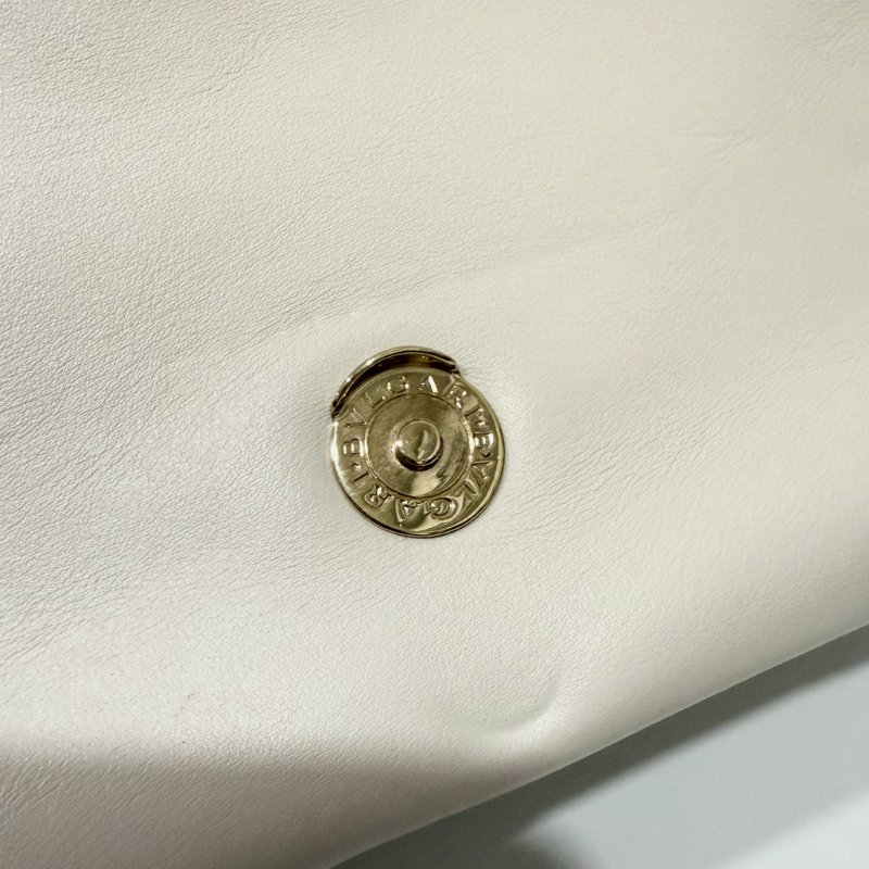 BVLGARI白色絎縫小牛皮Serpenti Cabochon蛇頭側背包287993-17