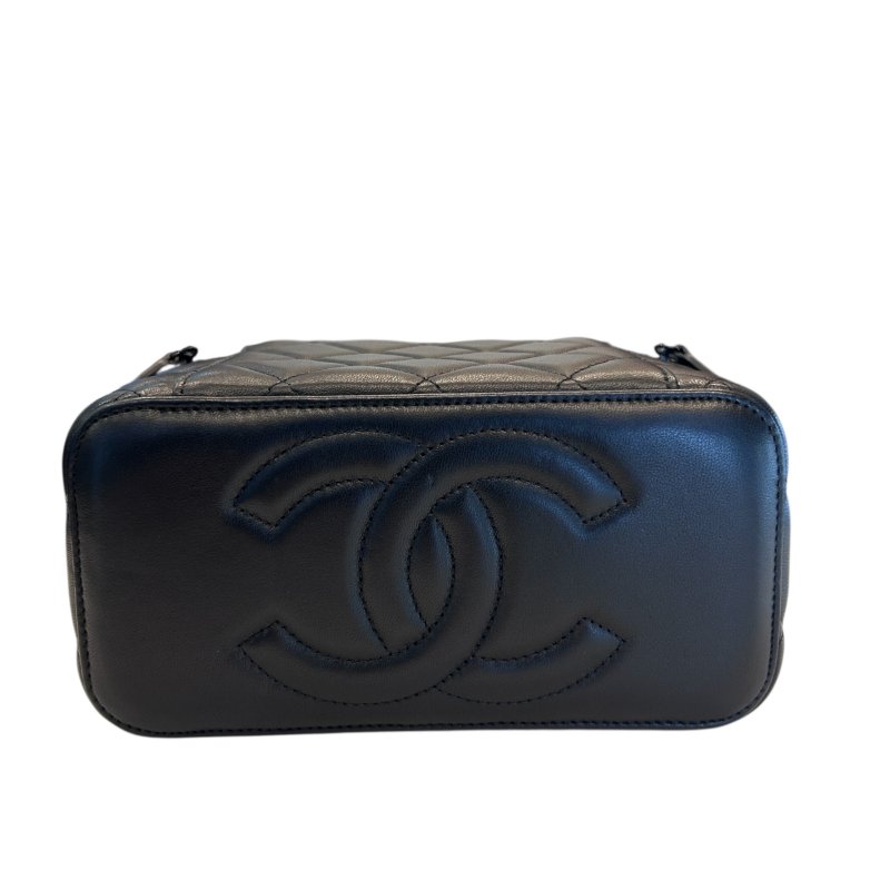 CHANEL黑色羊皮黑LOGO化妝兩用包-2