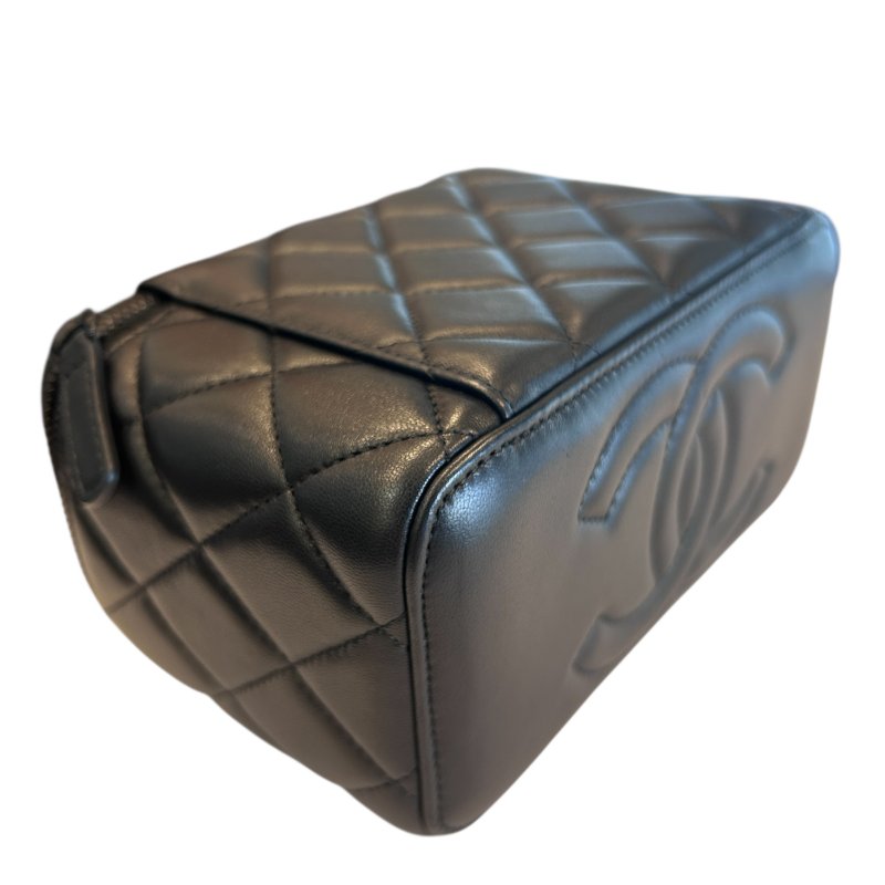 CHANEL黑色羊皮黑LOGO化妝兩用包-4