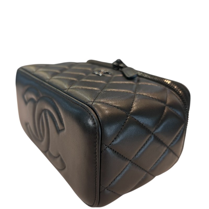 CHANEL黑色羊皮黑LOGO化妝兩用包-5