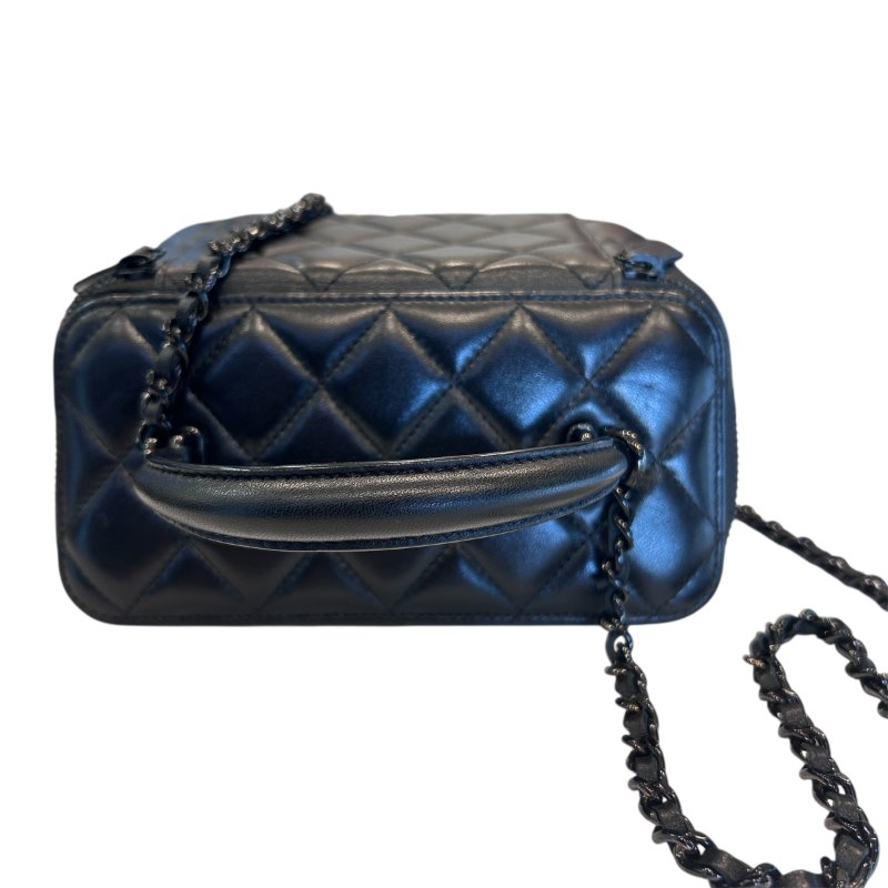 CHANEL黑色羊皮黑LOGO化妝兩用包-8