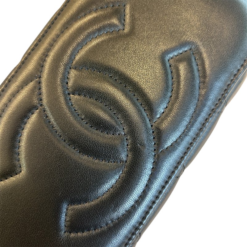 CHANEL黑色羊皮黑LOGO化妝兩用包-9