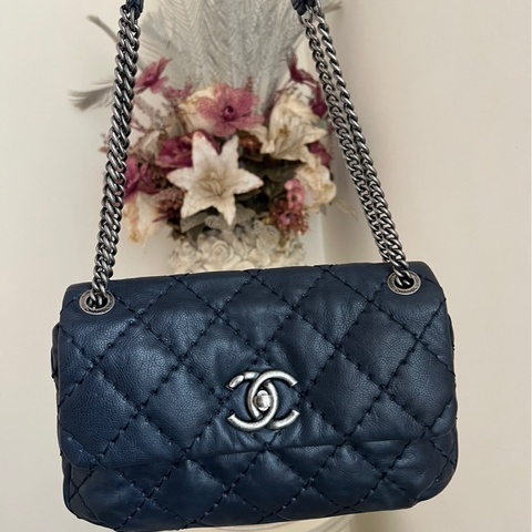 香奈兒深藍色肩背斜背包