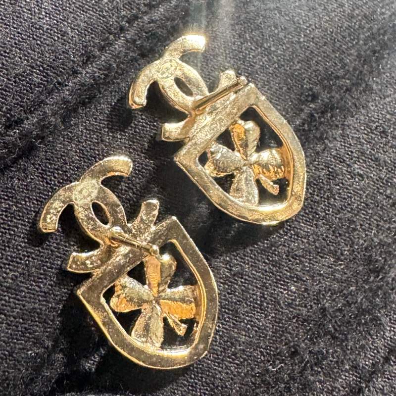 chanel銀雙C幸運草盾牌耳環   戴上讓您幸運滿滿❤️-2