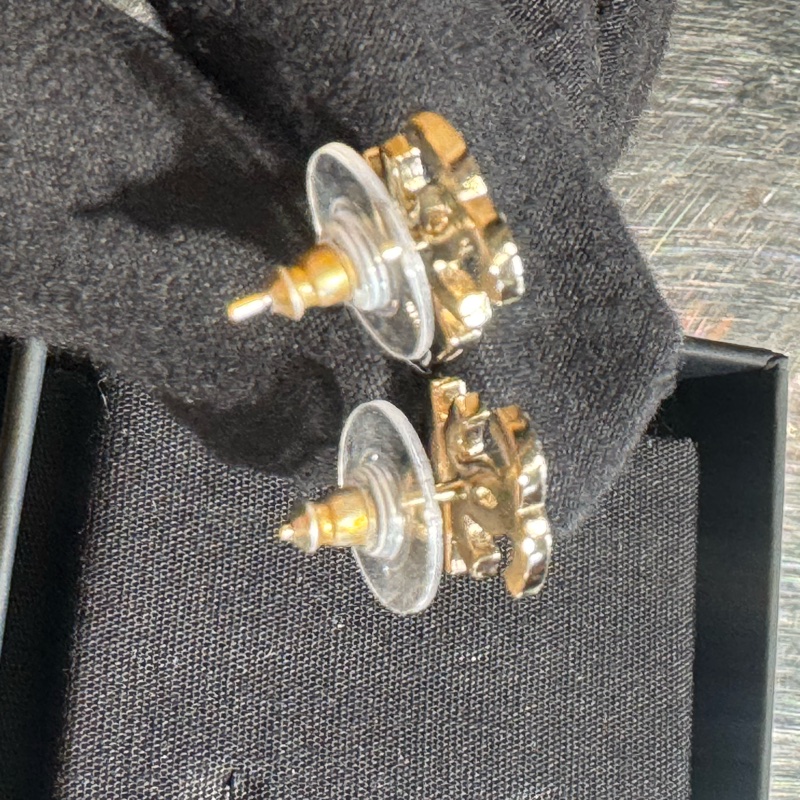 chanel銀雙C幸運草盾牌耳環   戴上讓您幸運滿滿❤️-7