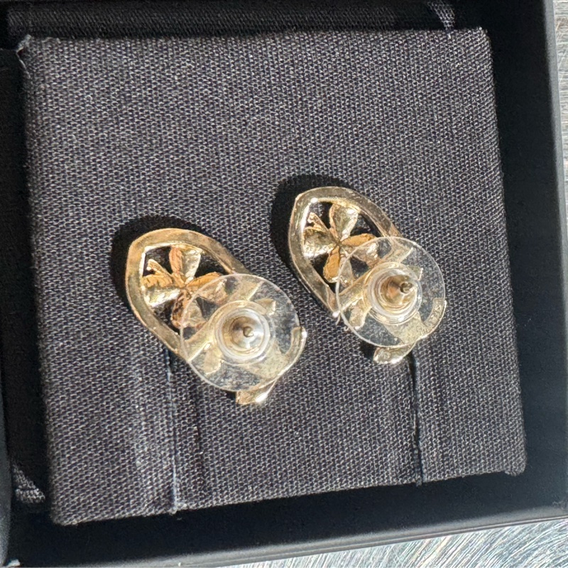 chanel銀雙C幸運草盾牌耳環   戴上讓您幸運滿滿❤️-8