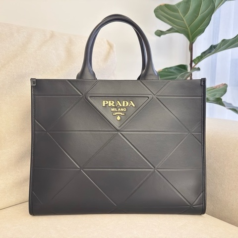PRADA Symbole 中 三角壓花牛皮手提托特包(黑色)
