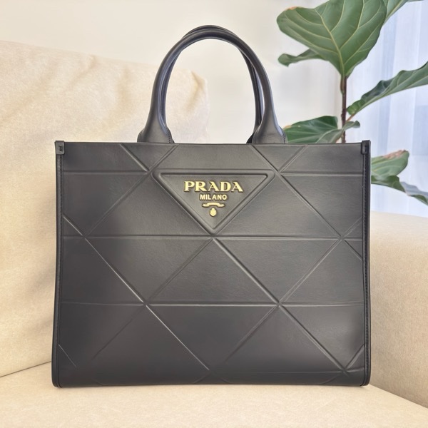 PRADA Symbole 中 三角壓花牛皮手提托特包(黑色)-0