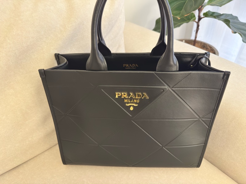 PRADA Symbole 中 三角壓花牛皮手提托特包(黑色)-1