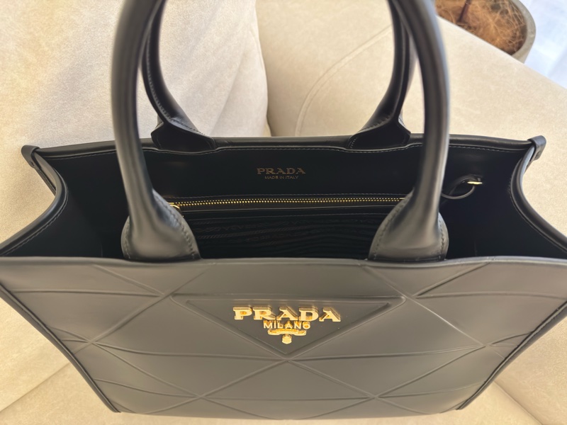 PRADA Symbole 中 三角壓花牛皮手提托特包(黑色)-3