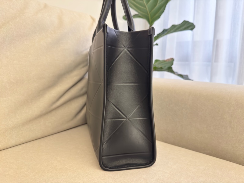 PRADA Symbole 中 三角壓花牛皮手提托特包(黑色)-4