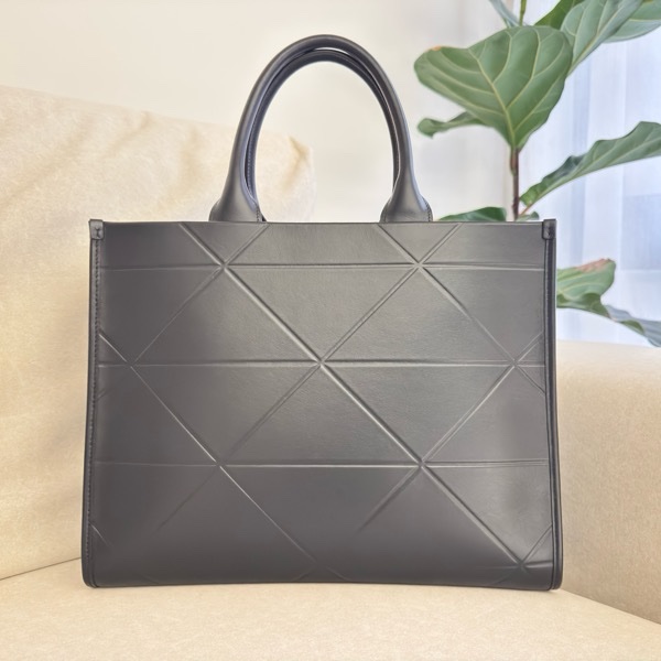 PRADA Symbole 中 三角壓花牛皮手提托特包(黑色)-5