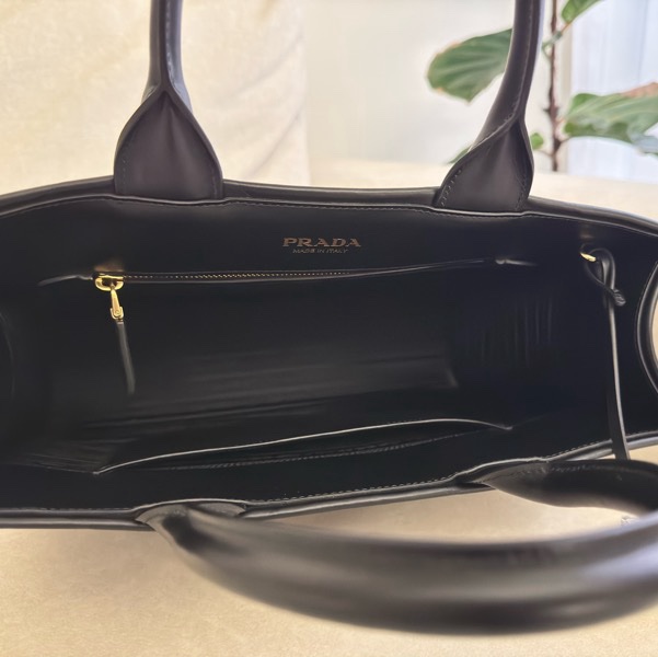 PRADA Symbole 中 三角壓花牛皮手提托特包(黑色)-7