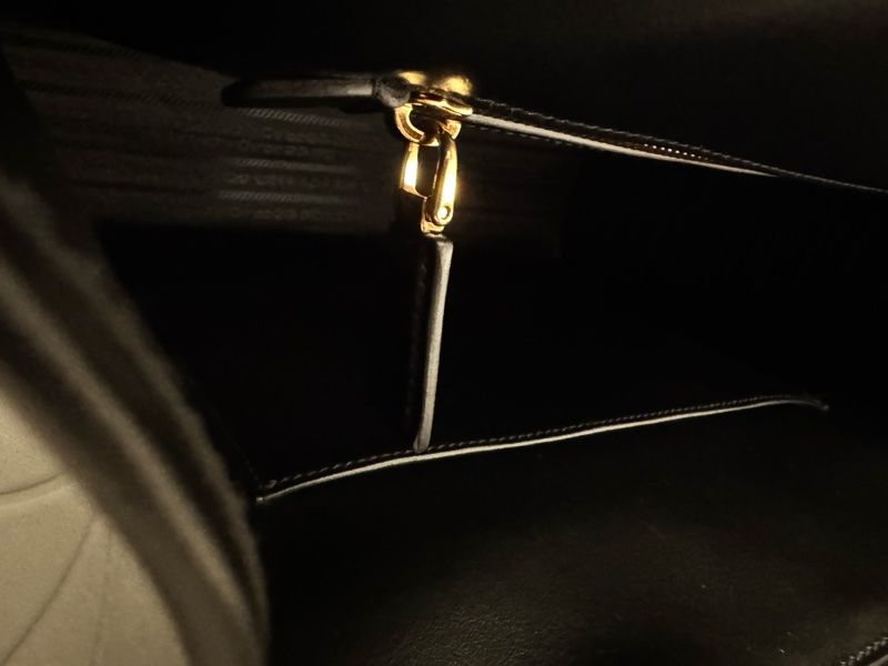 PRADA Symbole 中 三角壓花牛皮手提托特包(黑色)-8