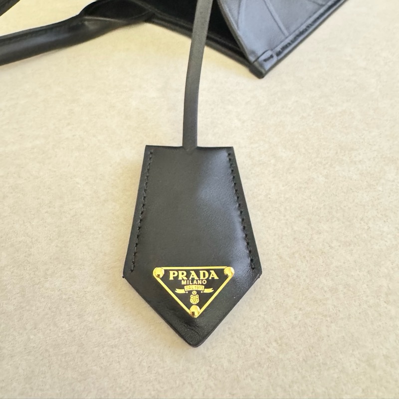 PRADA Symbole 中 三角壓花牛皮手提托特包(黑色)-9