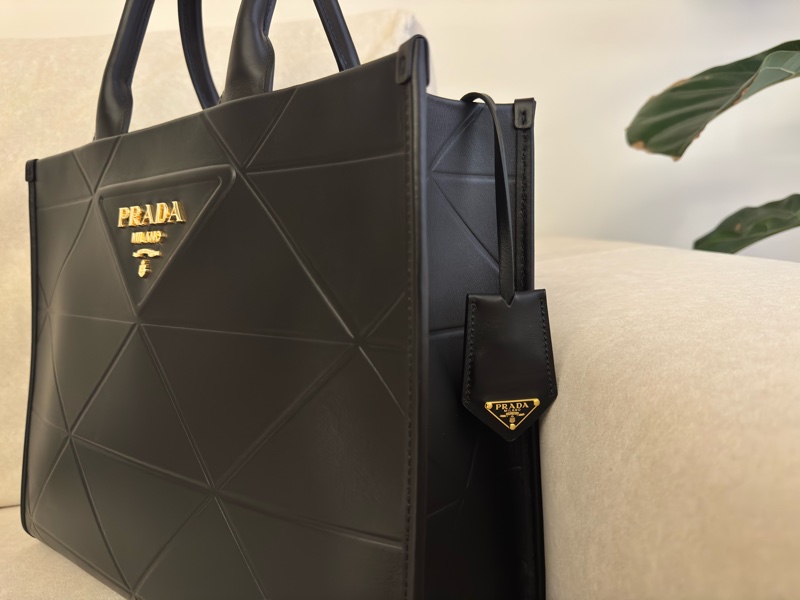 PRADA Symbole 中 三角壓花牛皮手提托特包(黑色)-10