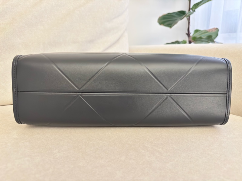 PRADA Symbole 中 三角壓花牛皮手提托特包(黑色)-6