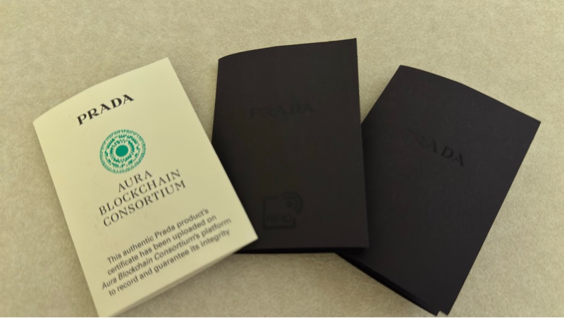 PRADA Symbole 中 三角壓花牛皮手提托特包(黑色)-11