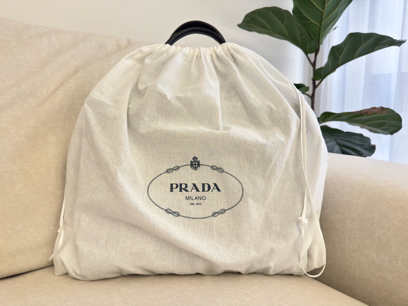 PRADA Symbole 中 三角壓花牛皮手提托特包(黑色)-12