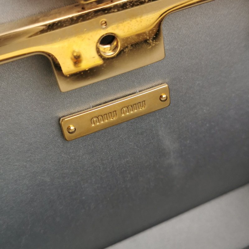 Miu Miu緞面純色字母Logo斜挎包單肩包-7