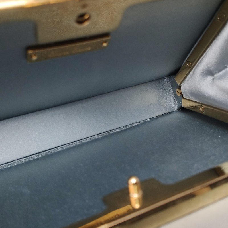 Miu Miu緞面純色字母Logo斜挎包單肩包-9