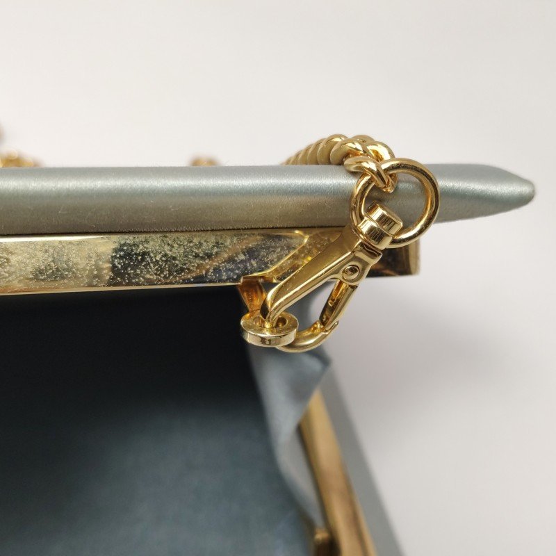 Miu Miu緞面純色字母Logo斜挎包單肩包-10