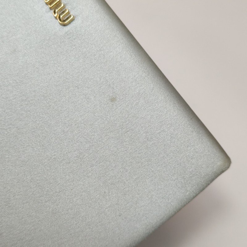 Miu Miu緞面純色字母Logo斜挎包單肩包-16