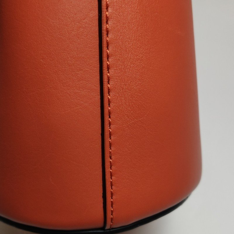 Burberry牛皮純色字母logo子母包單肩包-17