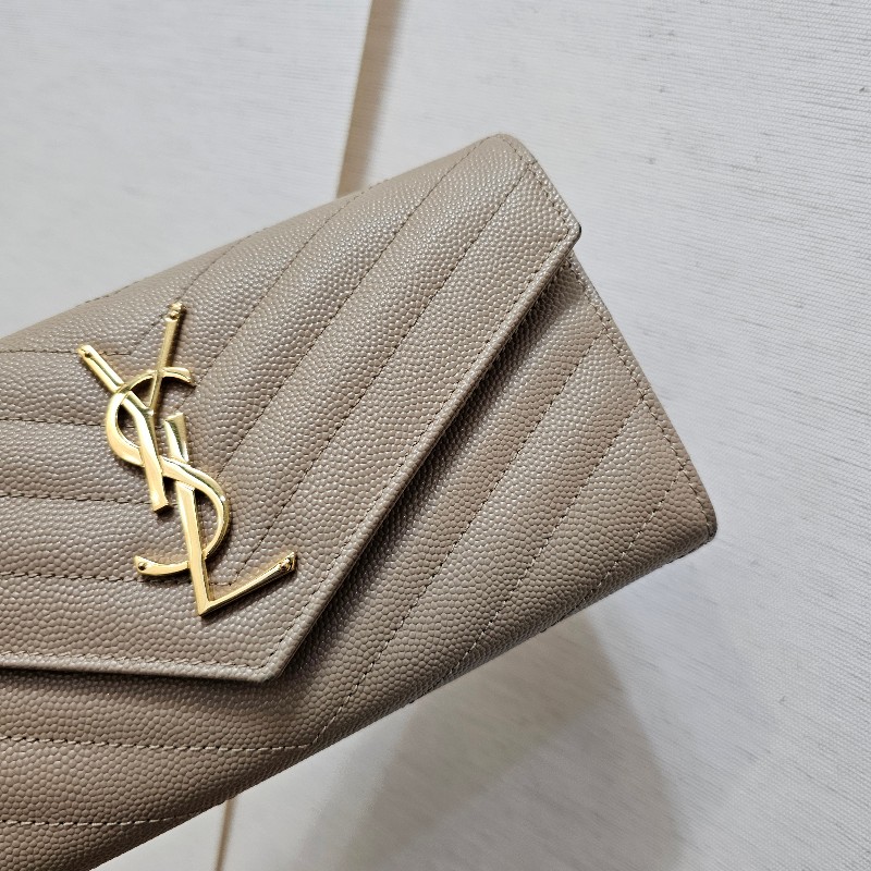 [新年福利甜價品項🧧] YSL奶茶色荔枝皮金釦信封長夾-2