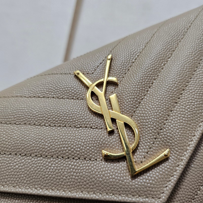 [新年福利甜價品項🧧] YSL奶茶色荔枝皮金釦信封長夾-3